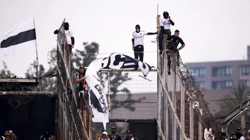 El hincha de Colo Colo que cayó al vacío, falleció.

