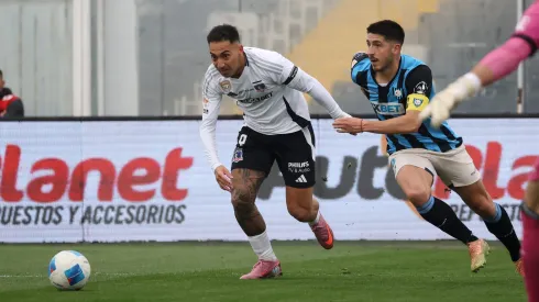 Javier Correa y Benjamín Gazzolo en la disputa de un balón en el duelo entre Colo Colo y Huachipato.
