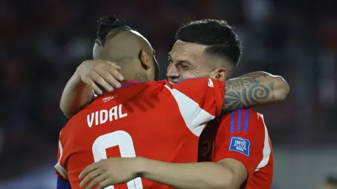 Cepeda estuvo muy atento con los hinchas chilenos, tal como lo hacía Vidal
