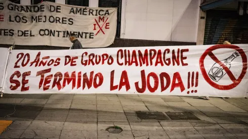 Minoritaria protesta de hinchas de Independiente contra la directiva... y contra Chile.

