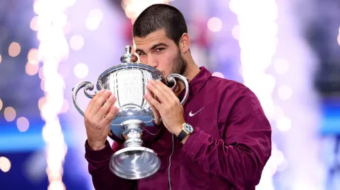 Carlos Alcaraz con el trofeo del US Open 2025 
