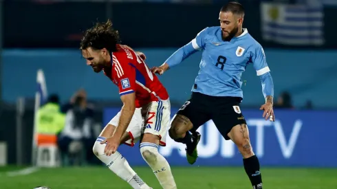 Ben Brereton de Chile y Nahitan Nandez de Uuruguay

