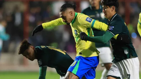 Raphinha contra Bolivia y el árbitro chileno Garay.
