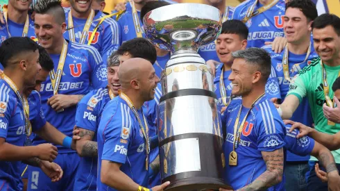Marcelo Díaz y Charles Aránguiz sostienen el trofeo de la Supercopa.
