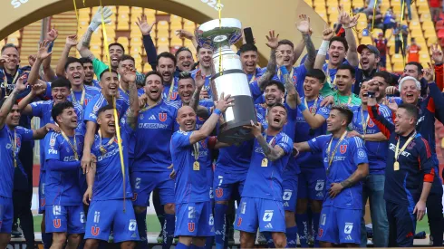Chico Hoffens le enrostra a Borghi "la copita" ganada por la U ante Colo Colo.

