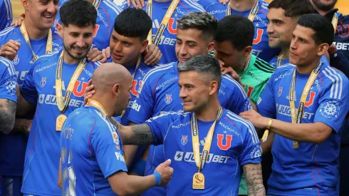 Marcelo Díaz levantó la copa como el capitán de la U.
