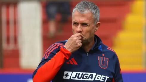 Gustavo Álvarez se deja querer con los hinchas de la U.
