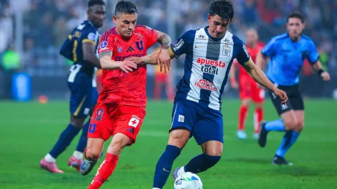 Fernando Gaibor disputando un balón con Charles Aránguiz.
