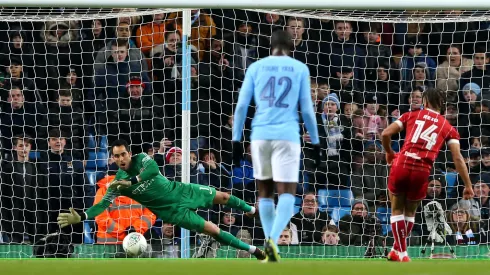 Claudio Bravo fue elegido entre los 100 mejores porteros de la historia
