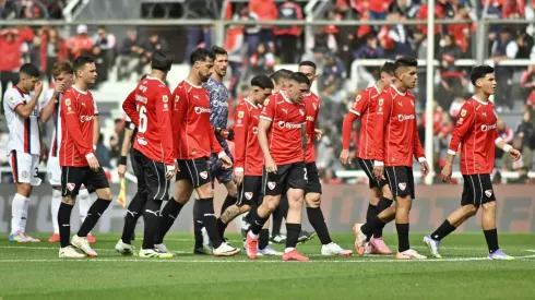 Plantel de Independiente recibe insultos de hinchas en duelo con San Lorenzo.
