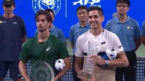 Tabilo sonríe con su trofeo de campeón en China
