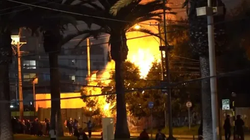 Los hinchas de la U provocaron un incendio en pleno hotelazo.
