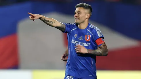 Charles Aránguiz lidera a la U en la Sudamericana.
