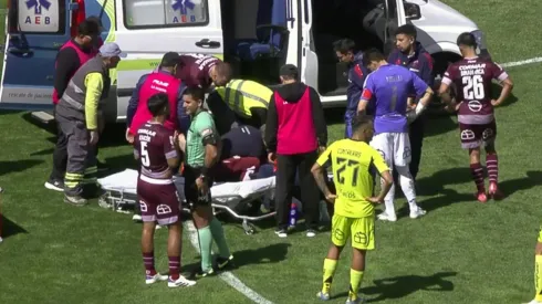 Jugador de La Serena sale en ambulancia contra la U.
