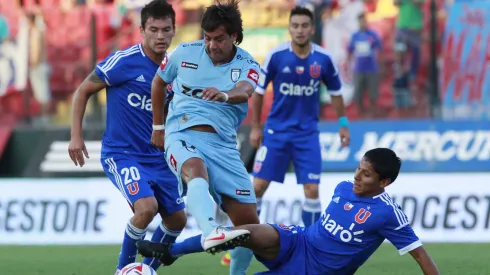 El delantero haciendo labores defensivas ante un crack.
