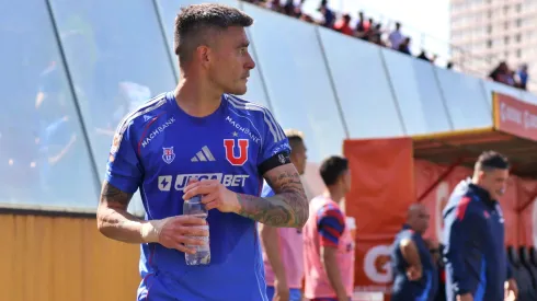 Charles Aránguiz se perderá con la U el Clásico Universitario.
