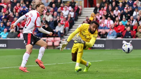 Lawrence Vigouroux figura en empate de Swansea ante Southampton.
