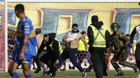 Los encapuchados en la cancha de Viña.
