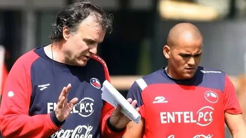 El mensaje de Suazo a Bielsa: chupete se retira este viernes.

