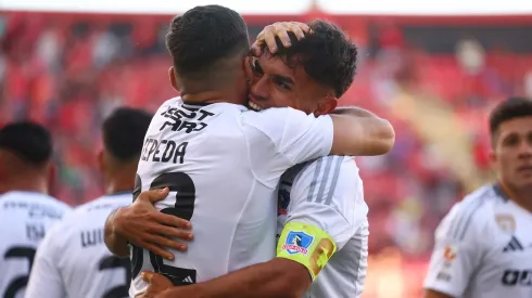 Pizarro y Cepeda celebran el gol del primero. Los mejores de Colo Colo.
