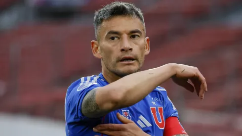 Charles Aránguiz firmó por dos temporadas en la U.
