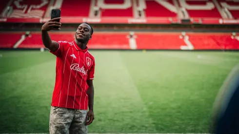 Arnaud Kalimuendo é o mais recente reforço da equipa inglesa. Foto: Nottingham Forest FC
