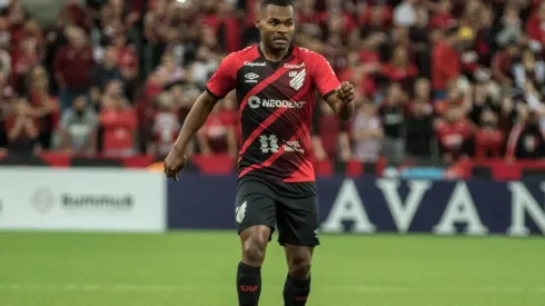 Nikão é o principal jogador do Furacão na temporada (Foto: Robson Mafra/AGIF)
