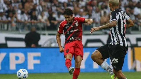 Atléticos fazem o duelo derradeiro para saber quem fica com a taça de campeão da Copa do Brasil nesta quarta (Foto: Fernando Moreno/AGIF)
