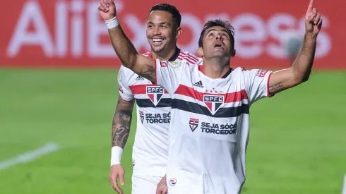 Eder e Luciano comemoram gol do São Paulo
