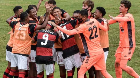 Jogadores da base do Flamengo comemoram gol (Foto: Thiago Ribeiro/AGIF)
