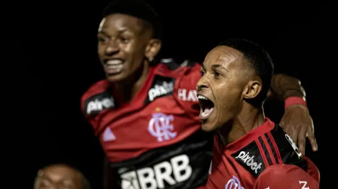 Lázaro marca duas vezes e dá a vitória ao Flamengo (Foto: Jorge Rodrigues/AGIF)
