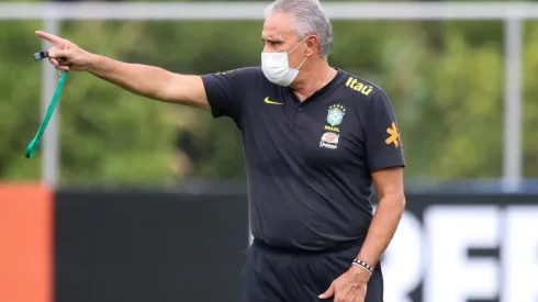 Tite promove alterações para o duelo contra o Paraguai (Foto: Fernando Moreno/AGIF)
