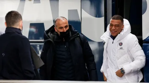 Mbappé na chegada da delegação do PSG em Madrid
