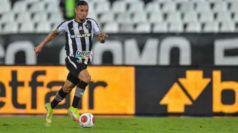 Luiz Fernando comenta sobre dificuldade do Botafogo em finalizar as jogadas (Foto: Thiago Ribeiro/AGIF)
