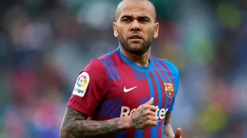 Daniel Alves estará livre no meio do ano (Foto: Getty Images)
