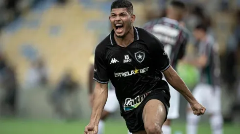 Erison se desculpou após voadora na bandeirinha com escudo do Fluminense (Foto: Jorge Rodrigues/AGIF)
