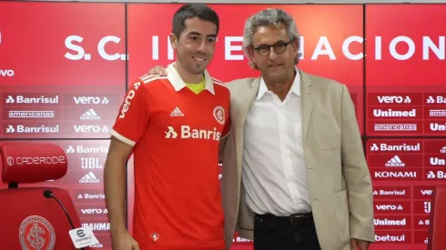 Papaléo na apresentação do uruguaio Carlos de Pena (Créditos: Ricardo Duarte/Internacional)
