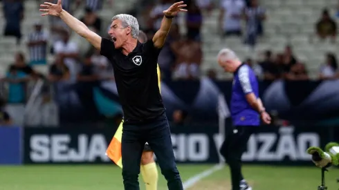 Luís Castro ficou agitado e gritou com o time o jogo inteiro na vitória contra o Ceará (Foto: Vitor Silva/Botafogo)
