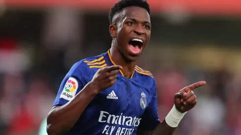 Vinícius Júnior comemora gol com a camisa do Real Madrid (Foto: Getty Images)
