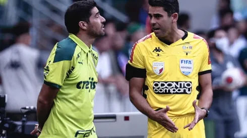 Foto: Ettore Chiereguini/AGIF – Abel Ferreira conversando com um árbitro na beira do campo
