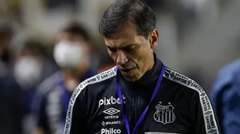 Fabián Bustos deixou o comando técnico do Santos (Foto: Getty Images)
