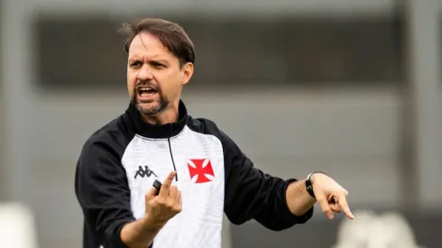 Maurício Souza, técnico do Vasco, está fazendo uma reformulação no elenco
