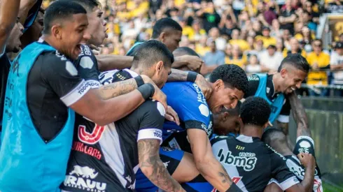 Jogadores do Vasco comemoram gol marcado por Raniel (Foto: Daniel RAMALHO/CRVG)
