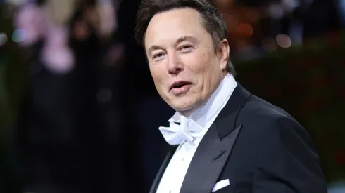 Elon Musk disse no Twitter que está comprando o Manchester United
