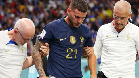 Lucas Hernández deixa o gramado machucado (Foto: Getty Images)
