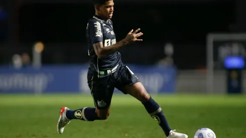 Raniel pode permanecer no Santos
