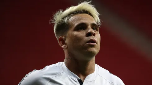 BRASILIA, BRAZIL – APRIL 13: Yeferson Soteldo of Santos looks on during a third round second leg match between Santos and San Lorenzo as part of Copa CONMBEOL Libertadores at Mane Garrincha Stadium on April 13, 2021 in Brasilia, Brazil. (Photo by Buda Mendes/Getty Images)
