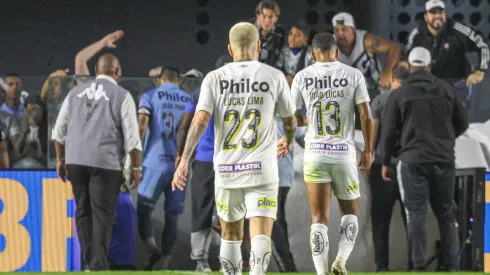 SP – SANTOS – 21/06/2023 – BRASILEIRO A 2023, SANTOS X CORINTHIANS -Jogadores do Santos deixam o campo no intervalo do jogo sob xingamentos na partida contra o Corinthians no estadio Vila Belmiro pelo campeonato BRASILEIRO A 2023. Foto: Fernanda Luz/AGIF
