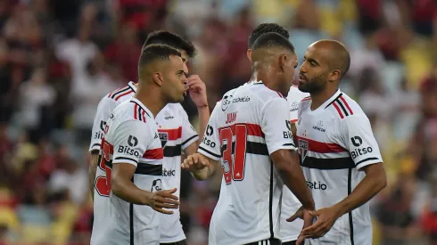 RJ – RIO DE JANEIRO – 17/09/2023 – COPA DO BRASIL 2023, FLAMENGO X SAO PAULO – Jogadores do Sao Paulo comemoram vitoria ao final da partida contra o Flamengo no estadio Maracana pelo campeonato Copa do Brasil 2023. Foto: Thiago Ribeiro/AGIF
