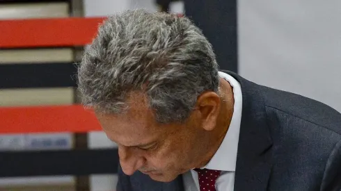 Rodolfo Landim assina documento no Mais Querido. Foto: Flickr Oficial CR Flamengo/Maarcelo Cortes
